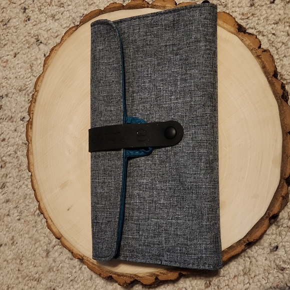 Victronix for Swiss Set of 2 Wallet Size Toiletry Cases - Picture 6 of 9